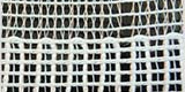 Knitted fabric with meander-shaped, embedded wire and edge reinforcement