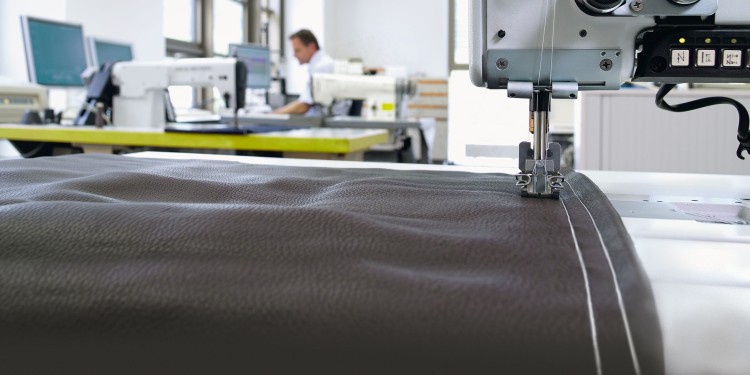 Bild des Nähtechnikums mit Fokus auf eine Nähmaschine und eine Naht