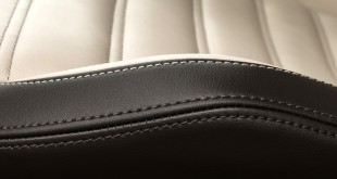 Nahaufnahme einer Naht an einem Autositz aus Leder
