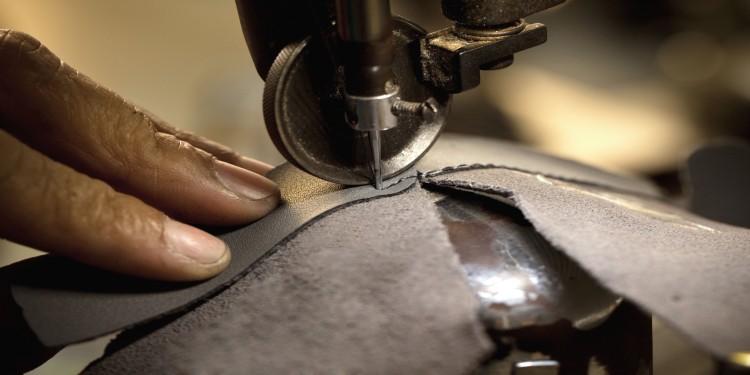 Zusammennähen eines Schuhs an einer Schuhmaschine