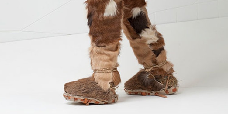 Vorgänger heutiger Stiefel: Fellschuhe mit umwickelten Waden (Rekonstruktion). Bild: © Südtiroler Archäologiemuseum / A. Ochsenreiter