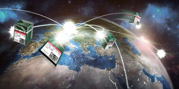 Werbebild Supply: Nähmaschinennadeln, die um eine Weltkugel fliegen