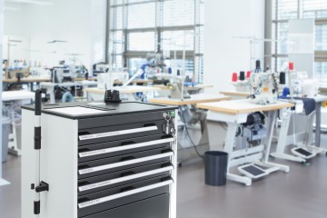 Nadelausgabewagen des Qualitätsmanagements INH in einer Fabrik